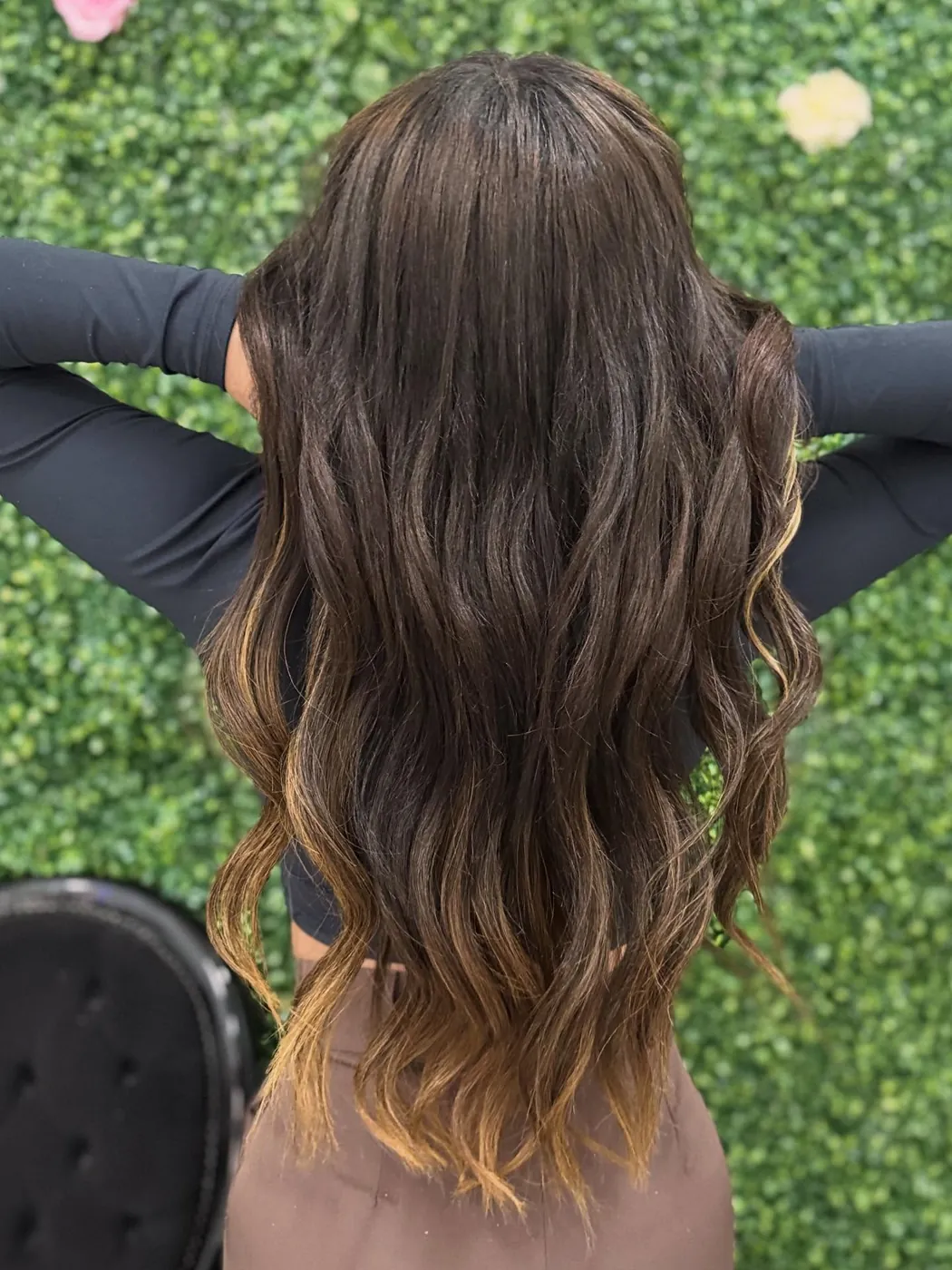 Mega hair longo em degradê castanho para loiro, visto de costas