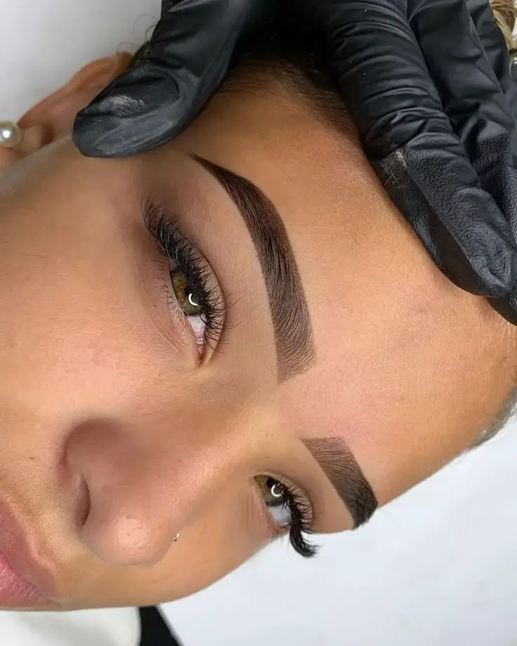 Design de sobrancelha com henna